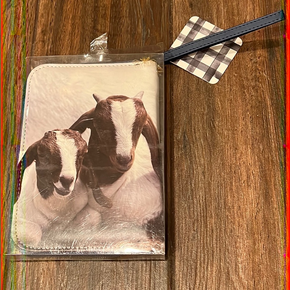 🐐 NWT Bella Bug brand leatherette clutch w/removable journal and zipper closure